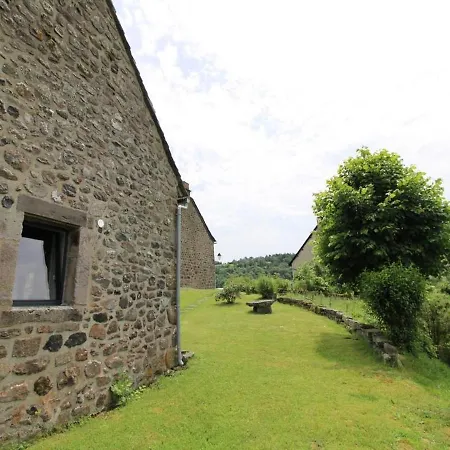 Charmante Maison Au Coeur Du Parc Des Volcans D'auvergne, Ideale Pour 4 Pers Avec Cheminee Et Jardin - Fr-1-742-371 Holiday home *