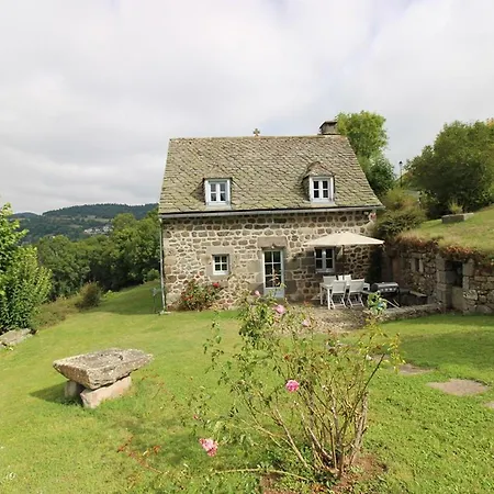 Holiday home Charmante Maison Au Coeur Du Parc Des Volcans D'auvergne, Ideale Pour 4 Pers Avec Cheminee Et Jardin - Fr-1-742-371
